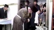 לכבוד די יארצייט: היסטארישע ווידיאו פון כ"ק אדמו"ר מקרעטשניף סיגעט זצ"ל ביי הדלקת נרות חנוכה 