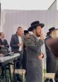 כ"ק אדמו"ר מדושינסקיא שליט"א ווערט געזען שטיין ביי א חופה כאחד האדם