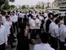 חרדישע מאסן פארפלייצן לאד נאך אן ארעסט, און פרייען זיך מיט די שנעלע באפרייאונג