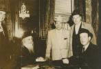 היסטארישע בילדער שווימען ארויף שטייענדיג אינעם יארצייט פונעם רבן של כל בני הגולה, כאפט 'א בליק' פאר איר גייט ארויף צום ציון הייט