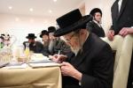 הערליכע מעמד חתימת שטרות בבית הרבני הנגיד מו"ה אברהם ווידער שליט"א