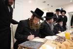 הערליכע מעמד חתימת שטרות בבית הרבני הנגיד מו"ה אברהם ווידער שליט"א