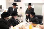 הערליכע מעמד חתימת שטרות בבית הרבני הנגיד מו"ה אברהם ווידער שליט"א