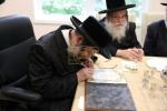 הערליכע מעמד חתימת שטרות בבית הרבני הנגיד מו"ה אברהם ווידער שליט"א