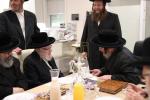 הערליכע מעמד חתימת שטרות בבית הרבני הנגיד מו"ה אברהם ווידער שליט"א