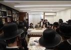 תלמידי ישיבה גדולה 'ישיבת מהרי"ט' דסאטמאר בני ברק בנשיאות הגרח"צ מייזליש - וועלעכע האט נארוואס געענדיגט איר ערשטע מוצלחדיגע יאר נאכן איבערגרינדונג - ביים זיך פארהערן אויף מסכת בבא קמא ביי כ"ק גאב"ד ירושלים שליט"א 