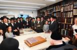 תלמידי ישיבה גדולה 'ישיבת מהרי"ט' דסאטמאר בני ברק בנשיאות הגרח"צ מייזליש - וועלעכע האט נארוואס געענדיגט איר ערשטע מוצלחדיגע יאר נאכן איבערגרינדונג - ביים זיך פארהערן אויף מסכת בבא קמא ביי כ"ק גאב"ד ירושלים שליט"א 
