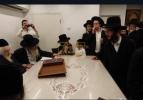 תלמידי ישיבה גדולה 'ישיבת מהרי"ט' דסאטמאר בני ברק בנשיאות הגרח"צ מייזליש - וועלעכע האט נארוואס געענדיגט איר ערשטע מוצלחדיגע יאר נאכן איבערגרינדונג - ביים זיך פארהערן אויף מסכת בבא קמא ביי כ"ק גאב"ד ירושלים שליט"א 