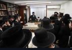 תלמידי ישיבה גדולה 'ישיבת מהרי"ט' דסאטמאר בני ברק בנשיאות הגרח"צ מייזליש - וועלעכע האט נארוואס געענדיגט איר ערשטע מוצלחדיגע יאר נאכן איבערגרינדונג - ביים זיך פארהערן אויף מסכת בבא קמא ביי כ"ק גאב"ד ירושלים שליט"א 