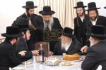 פולע באריכט און בילדער: היסטארישע באזוך פון הנגיד ר' יואל לאנדא ביים גערער רבי'ן שליט"א: ווי ער האט איבערגעגבן א מיליאן דאלאר פארן עולם התורה און א סעט 'דברי יואל'.