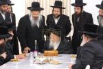 פולע באריכט און בילדער: היסטארישע באזוך פון הנגיד ר' יואל לאנדא ביים גערער רבי'ן שליט"א: ווי ער האט איבערגעגבן א מיליאן דאלאר פארן עולם התורה און א סעט 'דברי יואל'.