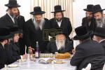 פולע באריכט און בילדער: היסטארישע באזוך פון הנגיד ר' יואל לאנדא ביים גערער רבי'ן שליט"א: ווי ער האט איבערגעגבן א מיליאן דאלאר פארן עולם התורה און א סעט 'דברי יואל'.