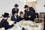 פולע באריכט און בילדער: היסטארישע באזוך פון הנגיד ר' יואל לאנדא ביים גערער רבי'ן שליט"א: ווי ער האט איבערגעגבן א מיליאן דאלאר פארן עולם התורה און א סעט 'דברי יואל'.