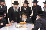 פולע באריכט און בילדער: היסטארישע באזוך פון הנגיד ר' יואל לאנדא ביים גערער רבי'ן שליט"א: ווי ער האט איבערגעגבן א מיליאן דאלאר פארן עולם התורה און א סעט 'דברי יואל'.
