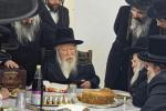 פולע באריכט און בילדער: היסטארישע באזוך פון הנגיד ר' יואל לאנדא ביים גערער רבי'ן שליט"א: ווי ער האט איבערגעגבן א מיליאן דאלאר פארן עולם התורה און א סעט 'דברי יואל'.