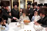 מעמד חתימת שטרות נעכטן מוצש"ק בראשות כ"ק אדמו"ר מסאטמאר שליט"א אין שטוב פון הרה"ח ר' שלום יצחק וויינבערגער הי"ו לטובת די בנין החדש פון ישיבה סניף קנין תורה ד'סאטמאר 