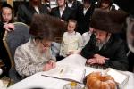מעמד חתימת שטרות נעכטן מוצש"ק בראשות כ"ק אדמו"ר מסאטמאר שליט"א אין שטוב פון הרה"ח ר' שלום יצחק וויינבערגער הי"ו לטובת די בנין החדש פון ישיבה סניף קנין תורה ד'סאטמאר 