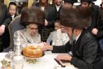 מעמד חתימת שטרות נעכטן מוצש"ק בראשות כ"ק אדמו"ר מסאטמאר שליט"א אין שטוב פון הרה"ח ר' שלום יצחק וויינבערגער הי"ו לטובת די בנין החדש פון ישיבה סניף קנין תורה ד'סאטמאר 