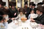מעמד חתימת שטרות נעכטן מוצש"ק בראשות כ"ק אדמו"ר מסאטמאר שליט"א אין שטוב פון הרה"ח ר' שלום יצחק וויינבערגער הי"ו לטובת די בנין החדש פון ישיבה סניף קנין תורה ד'סאטמאר 