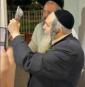 הרב ר' שלום ארוש שליט"א ביים קלאפן מזוזה ביי קהילת אבני החושן.