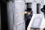 האדמו"ר מבאבוב - 45 ביים מתתפלל זיין ביים ציון פון הרה"ק מסאטמאר זי"ע לרגל ההילולא.