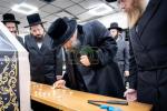 האדמו"ר מבאבוב - 45 ביים מתתפלל זיין ביים ציון פון הרה"ק מסאטמאר זי"ע לרגל ההילולא.