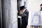 האדמו"ר מבאבוב - 45 ביים מתתפלל זיין ביים ציון פון הרה"ק מסאטמאר זי"ע לרגל ההילולא.