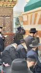 ווערט געזען די זון פון כ"ק אדמו"ר מגור שליט"א ביים דאווענען ביים מערת המכפלה.