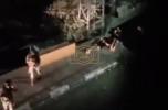 כאאס אין חברון: סאלדאטן עפענען פייער נאך וואס ראיאטירער האבן פרובירט צו פארכאפן א וואפן.