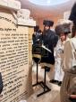 ערשטע בילדער און ווידעאס פון כ"ק אדמו"ר מקרעטשניף כפר עטה שליט"א ביים ציון פון אביו כ''ק אדמו''ר מקרעטשניף סיגעט זצ"ל.