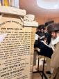 ערשטע בילדער און ווידעאס פון כ"ק אדמו"ר מקרעטשניף כפר עטה שליט"א ביים ציון פון אביו כ''ק אדמו''ר מקרעטשניף סיגעט זצ"ל.