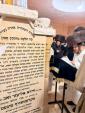 ערשטע בילדער און ווידעאס פון כ"ק אדמו"ר מקרעטשניף כפר עטה שליט"א ביים ציון פון אביו כ''ק אדמו''ר מקרעטשניף סיגעט זצ"ל.