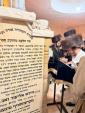 ערשטע בילדער און ווידעאס פון כ"ק אדמו"ר מקרעטשניף כפר עטה שליט"א ביים ציון פון אביו כ''ק אדמו''ר מקרעטשניף סיגעט זצ"ל.
