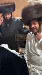 ערשטע בילדער און ווידעאס פון כ"ק אדמו"ר מקרעטשניף כפר עטה שליט"א ביים ציון פון אביו כ''ק אדמו''ר מקרעטשניף סיגעט זצ"ל.