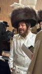 ערשטע בילדער און ווידעאס פון כ"ק אדמו"ר מקרעטשניף כפר עטה שליט"א ביים ציון פון אביו כ''ק אדמו''ר מקרעטשניף סיגעט זצ"ל.