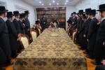 תלמידי ישיבת ישועות משה ויזניץ אין שטאט מאנסי ביים זיך פארהערן אויף די לימודים סוף זמן.