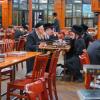 תלמידי ישיבת ישועות משה ויזניץ אין שטאט מאנסי ביים זיך פארהערן אויף די לימודים סוף זמן.