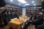 תלמידי ישיבת ישועות משה ויזניץ אין שטאט מאנסי ביים זיך פארהערן אויף די לימודים סוף זמן.