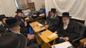 כ"ק אדמו"ר מליסקא שליט"א ביים מנחם אבל זיין  אצל הגה"צ רבי אפרים ראזען שליט"א דומ"ץ טארטיקוב אויף די פטירה פון ע"ה