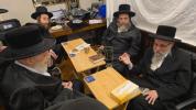 כ"ק אדמו"ר מליסקא שליט"א ביים מנחם אבל זיין  אצל הגה"צ רבי אפרים ראזען שליט"א דומ"ץ טארטיקוב אויף די פטירה פון ע"ה