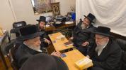 כ"ק אדמו"ר מליסקא שליט"א ביים מנחם אבל זיין  אצל הגה"צ רבי אפרים ראזען שליט"א דומ"ץ טארטיקוב אויף די פטירה פון ע"ה