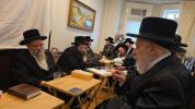 כ"ק אדמו"ר מליסקא שליט"א ביים מנחם אבל זיין  אצל הגה"צ רבי אפרים ראזען שליט"א דומ"ץ טארטיקוב אויף די פטירה פון ע"ה