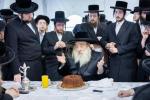 יארצייט פון הרה"ק מספינקא זצ"ל ביי בנו כ"ק אדמו"ר מקראלי שליט"א.