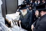 יארצייט פון הרה"ק מספינקא זצ"ל ביי בנו כ"ק אדמו"ר מקראלי שליט"א.