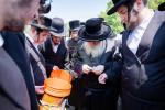 יארצייט פון הרה"ק מספינקא זצ"ל ביי בנו כ"ק אדמו"ר מקראלי שליט"א.