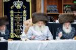 יארצייט פון הרה"ק מספינקא זצ"ל ביי בנו כ"ק אדמו"ר מקראלי שליט"א.