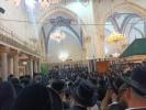 הגה"צ אלימלך בידערמאן שליט"א ביי האמירת תהילים מיט גרויס התעוררות ביי קברי אבות הק' און ביים מערת המכפלה אין חברון.