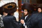א שיינע שבע ברכות איז פארגעקומען  אין חצה"ק סטראפקוב ויי עס האט זיך באטייליגט כ"ק אדמו'ר מפינסק קארלין שליט'א.
