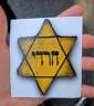 דער נאצישער געלע שטערן סימבאל ווערט נאכאמאל ארויפגעברענגט אויפן אויבערפלאך דורך די בני תורה צי ארויס ברענגען די מצב אין ארץ ישראל מיט די רדיפות אקעגן די חרדים.
