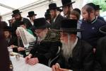 בילדער פונעם חסידישן קעמפ און קענטערבערי ענגלאנד בנשיאות כ"ק גאב"ד ביקאווסקא שליט"א פון לאנדאן
